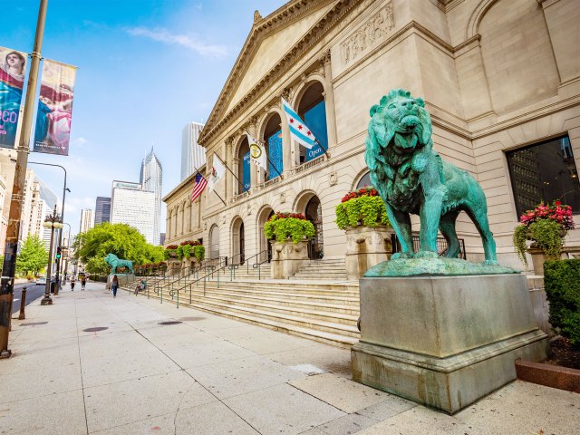 Lion statue in front of Art Institute of Chicago