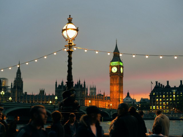 A picture of Big Ben clocktower lit up at dusk