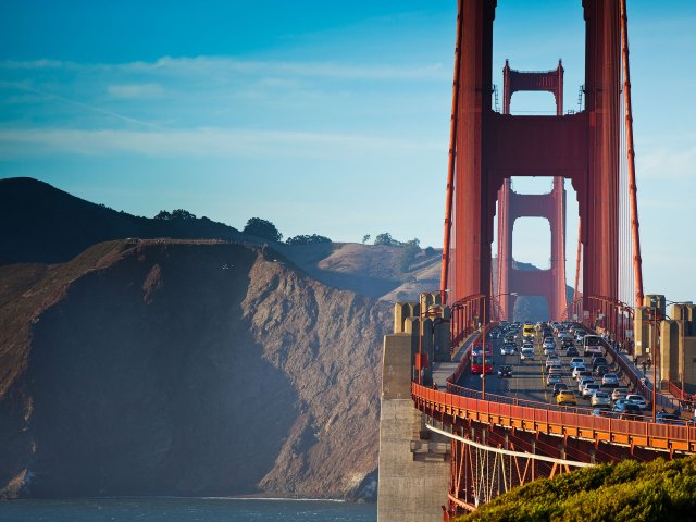 A picture of cars on the Golden Gate Bridge