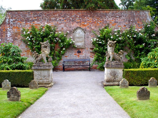 Gardens filled with cat statues and tombstones in Paris' Le Cimetière des Chiens