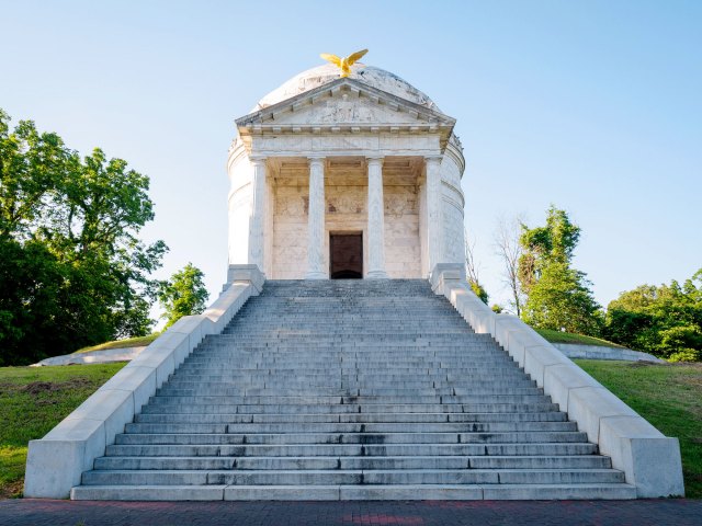 Steps leading to domed building in Vicksburg National Military Park