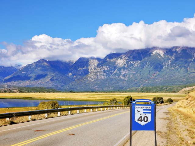 Sign indicating Ruta 40 in Argentina, with mountains in distance