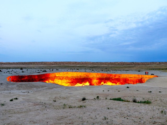 Image of the Darvaza Crater burning in Turkmenistan's Karakum Desert